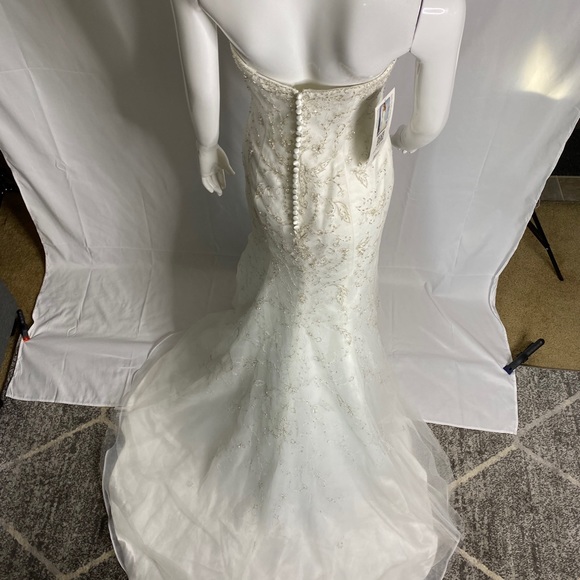 New WEDDING DRESS - Picture 5 of 16